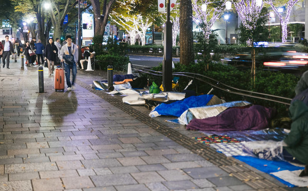 【悲報】ディズニーガチ勢、高い金払って野宿を強いられ流石にキレるwww  (※画像あり)