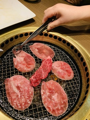 【大惨事】『生肉触ったトング』で料理を盛られた女性、2度と歩けない体にされる…