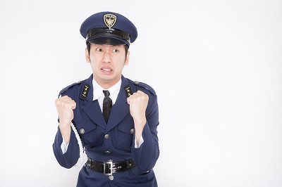 男「今捕まったらクビになる！見逃して！」警官「はぁ…行け！」男「ありがとう…ありがとう…！」