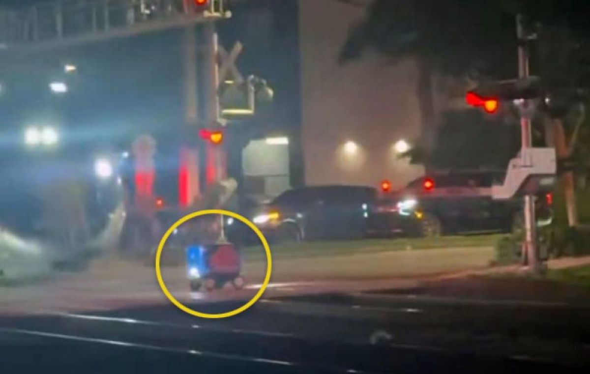 マイアミの踏切で配達ロボットが立ち往生、列車にひき潰される衝撃の瞬間