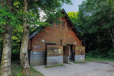 【画像】国交省「男女のトイレを平等にするために男性のトイレの待ち時間を増やします！」