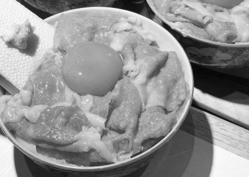 【画像】焼肉屋の牛丼、生ではないかと話題にwww