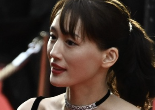 【画像】綾瀬はるかさん(40)、うっかり谷間を激写される