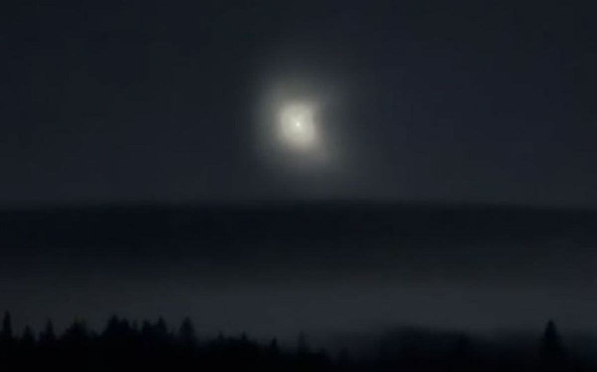 目撃者多発、コロラド州の空に謎の光る物体が出現。その正体は？