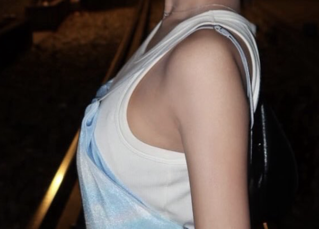 【画像】女子大生、スケベすぎる生足を出しながら電車に乗ってしまう