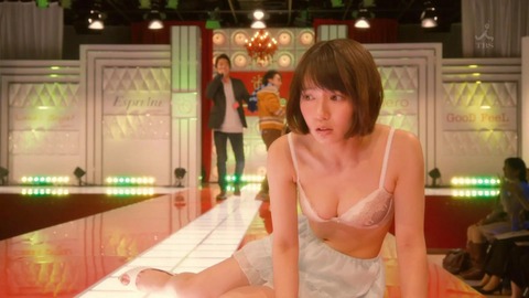 吉岡里帆さん、下着姿になり豊満なDカップが・・・