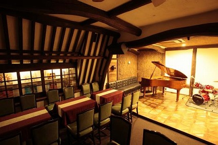 【悲報】都民「高校の時から通ってるジャズクラブ、好きだ」→田舎者発狂