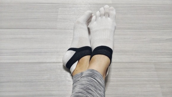 五本指ソックス履かずに足びしょびしょ激臭にしてる奴、バカですwww