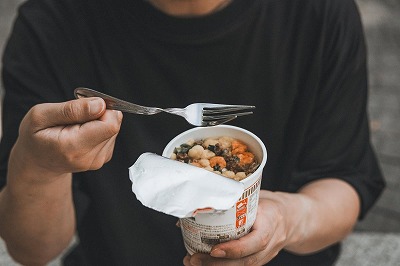 ニートの息子が夜中にカップ麺どか食いするから罠を仕掛けた結果・・・・・