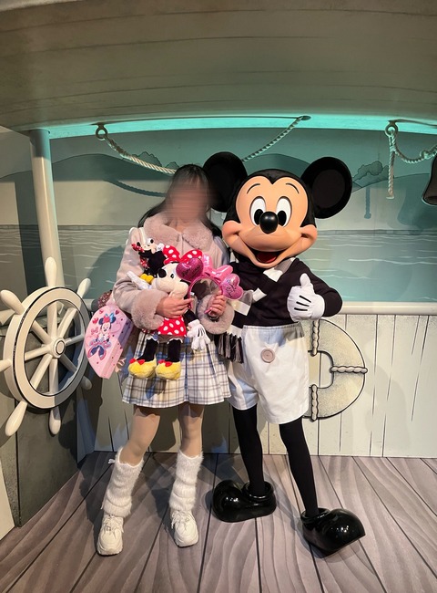 【画像】ミッキーマウス、足がメスすぎるwww