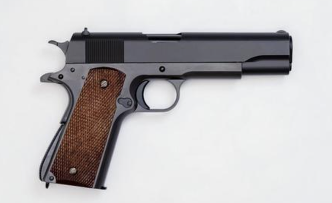 【画像】台湾の軍人、ハンドガンの扱いが下手すぎるwww