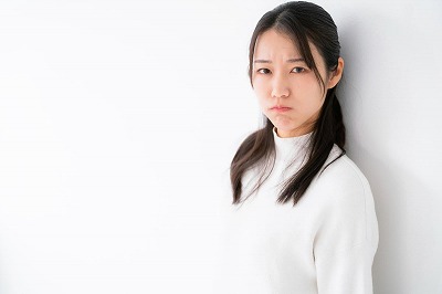 ｘ民「一人で外食をする人を見ると不愉快。どんな育ち方してんの？」