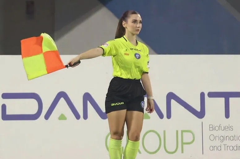 【画像】サッカー女性審判さん、プライベートではあたシコ欲が溢れてしまう⚽