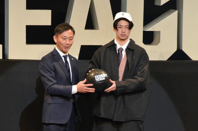 【悲報】朝日新聞「プロ野球ドラフト会議にはほど遠かった。バスケは人材のレベルと層の厚さが課題」