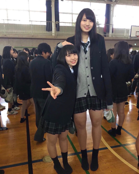 【画像】身長190センチのJK、デカすぎるwww