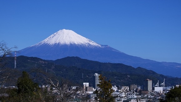都心から富士山を見ると、手前側に低めの山脈があるでしょ？