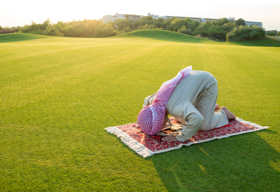 【悲報】日本ガチで終わる…ムスリムさん 駅構内で礼拝テロ開始ｗ