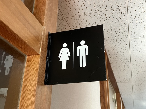 【愕然】国交省「女子トイレを男子トイレより多くするように！！！」⇒！