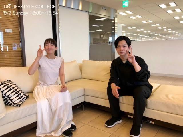 【悲報】米津玄師さん、座る位置がサイコパスのそれ