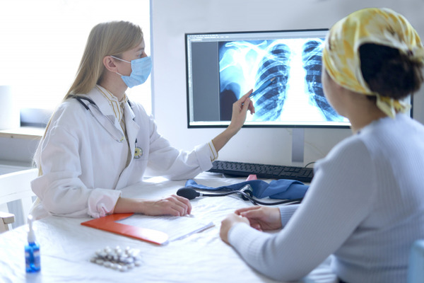 【画像あり】胸の大きな女性のレントゲン写真、エッッッッッッッッッッ⇒