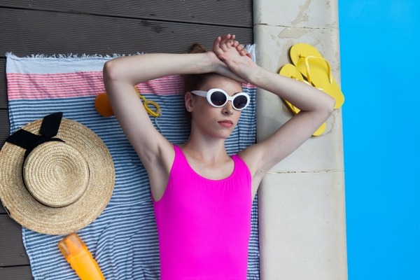 【悲報画像】女さん「水着の女友達が盗撮されてる…通報しなきゃ！」→結果www