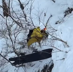 【白馬村】中国人スノーボーダー、バックカントリーで危険滑走か→木に引っかかり宙ぶらりん状態に