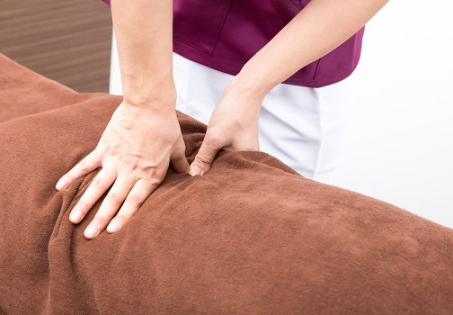 【画像】人妻さんへの恥骨マッサージ、前戯にしか見えない