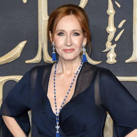 【画像】jkさん、やたら胸元が開いた服で谷間の先を晒してしまうwww