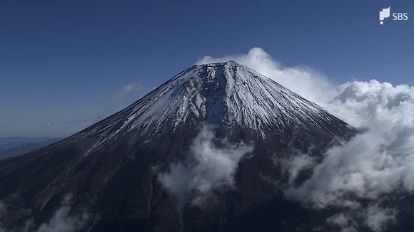 冬の富士山で相次ぐ遭難…中国SNSで「バリケード突破」指南動画が拡散