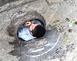 【動画】生コン車のドラムの中に入って清掃するお仕事が怖い。