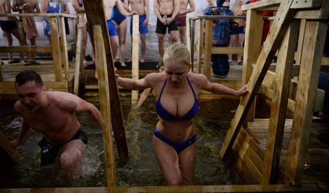 【画像】正教会の洗礼祭、白人水着女子が真冬に水浴びwww