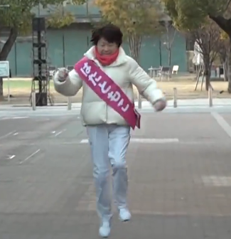 【逸材登場】中道・はたともこ(59)氏、華麗なスキップを見せつける　広島6区