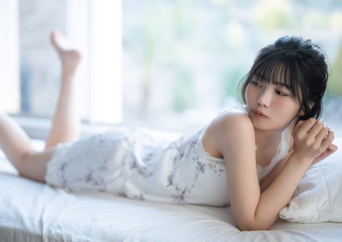 アルノの肌着姿、推定Cカップがこんなにはっきりと・・・