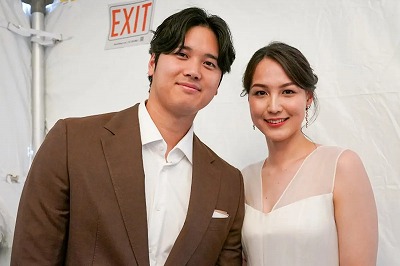 【画像】大谷真美子さん、スケベドレスを着せられるwww