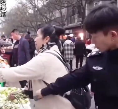 【注意喚起】人混みで油断した瞬間…中国の“プロ”が再現するスマホを狙ったスリ手口がリアルすぎる