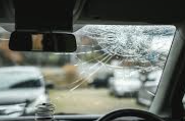 【画像】トラックに挟まれた軽自動車、アルミ箔みたいに