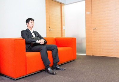 【画像】ソープの待合室で待機中の東大教授がこちらwww