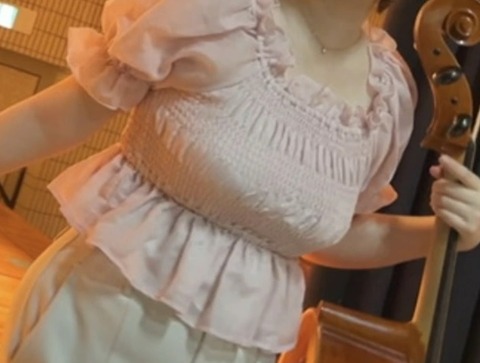 【画像】デカ乳のチェロ音大生、体Hすぎんだろwww