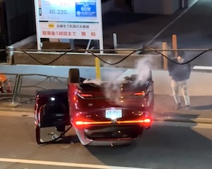 【東京】車がひっくり返っているのにエンジンも切らずにぼーっとする運転手が目撃される。