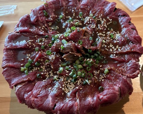 【大悲報】レアステーキ丼を食べた10代女性重症へ