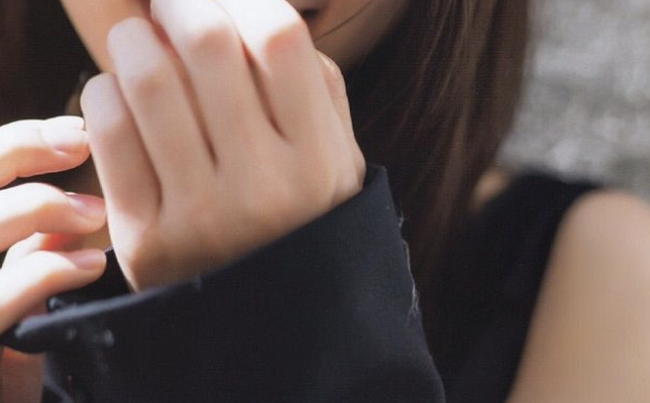 【朗報】のん、スケスケの衣装で美しい四肢がwww