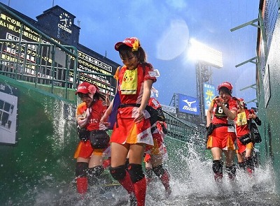 【画像】元甲子園ビールで198杯売った人気売り子、ドスケベお●ぱいだった