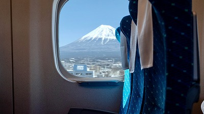【悲報】女さん「トイレから戻ったら新幹線の席奪われてた。治安悪すぎ」