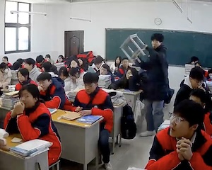 【動画】教室内暴力。授業中に突然椅子を持ち出した生徒が別の生徒の頭をバチコーンしてしまう。