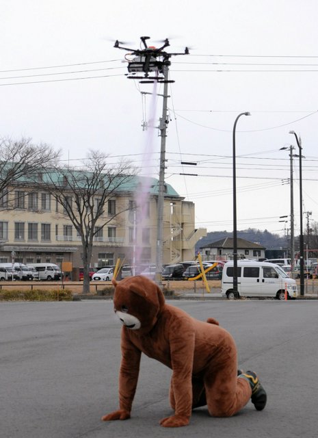 【画像】ドローンでクマよけスプレー噴射した結果・・・