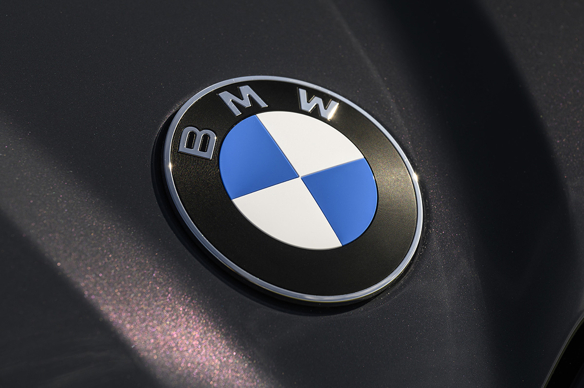 BMWが全車アップデートを発表。新エンブレム採用、Mモデルには新バッジ、EVでは航続距離がアップし「新時代」へ