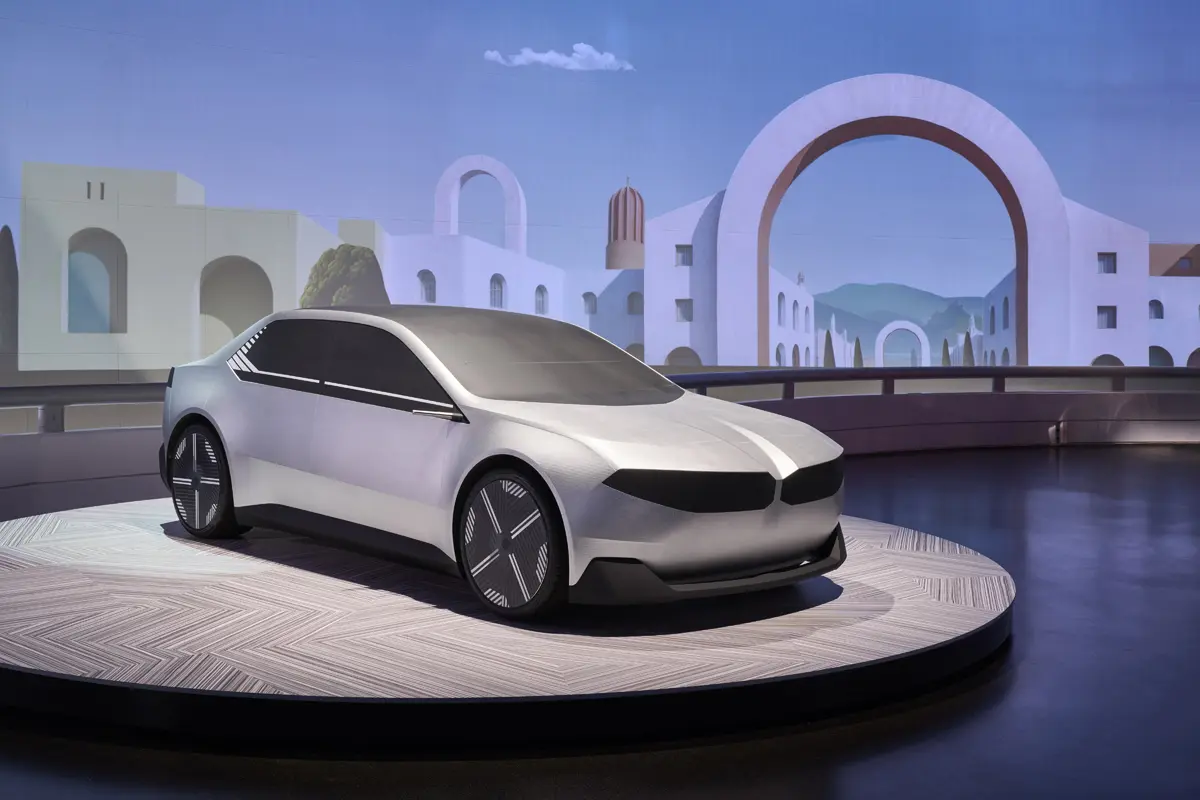 BMW「他社さんにはわからないかもしれませんが、ニッチなクーペは非常に重要なのです」。次世代4シリーズEVが示す“低コスト・高シナジー”な隙間戦略とは