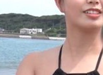 【画像】この巨.乳女子は何で乳首映ってんのに平気な顔してインタビュー受けてるんだよwww