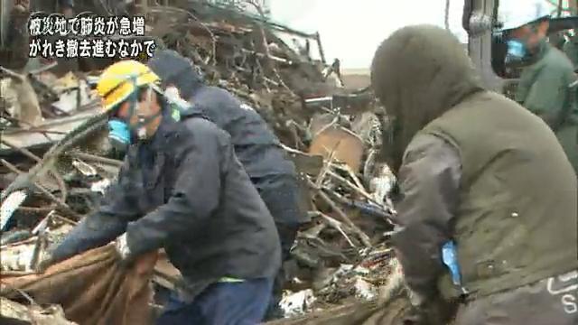 【危険手当】フェミニスト「東日本大震災、避難所で女だけ無償飯炊き洗濯させられて男は瓦礫撤去作業でバイト代もらってた！」