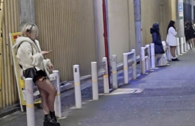 【経済】立ちんぼを買う男性客が激減、寒い中見捨てられる女性たち